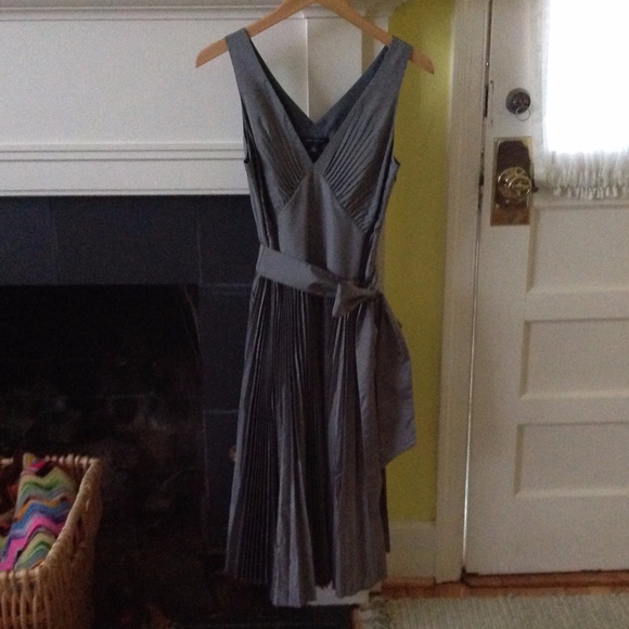 Banana Republic Pleated Taffeta Dress Silk Silver Grey Cocktail Party - Sz 6 - Picture 3 of 8